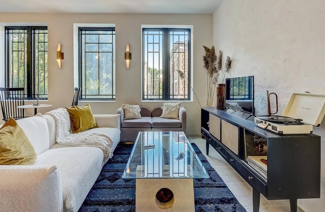 FRONTDESK 313 South St Apts Philadelphia