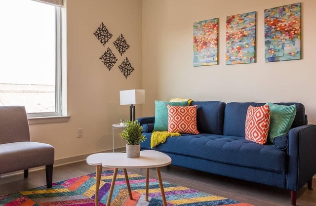 Frontdesk | Vibrant 1BR Apt in the City Center !