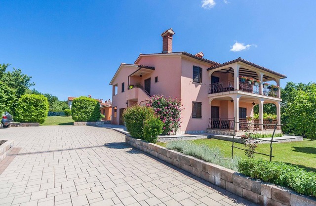Fully-detached house with a beautiful garden