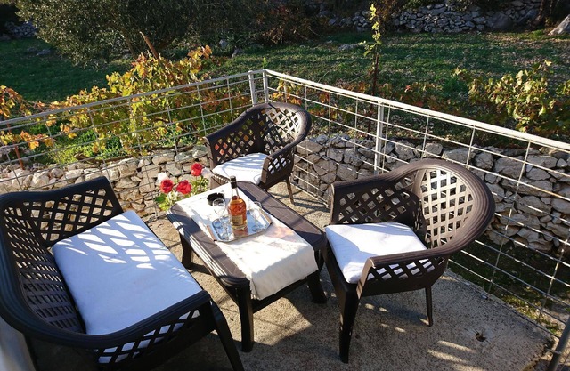 Fully-detatched house with private sunny terrace