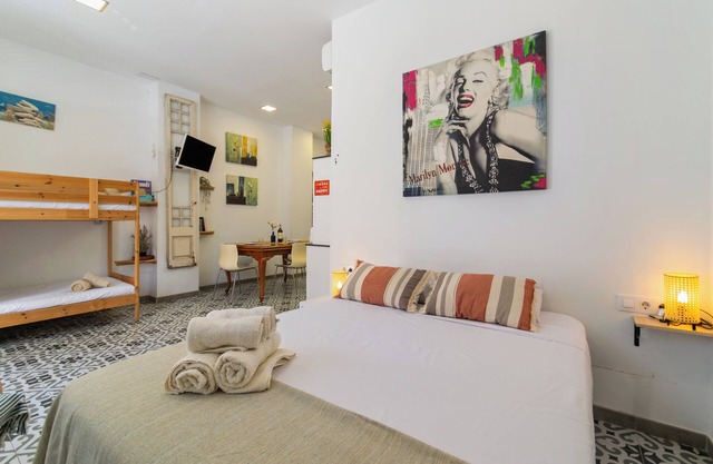 Fully equipped studio, 15 minutes from downtown BCN, 8 min. walk from the beach