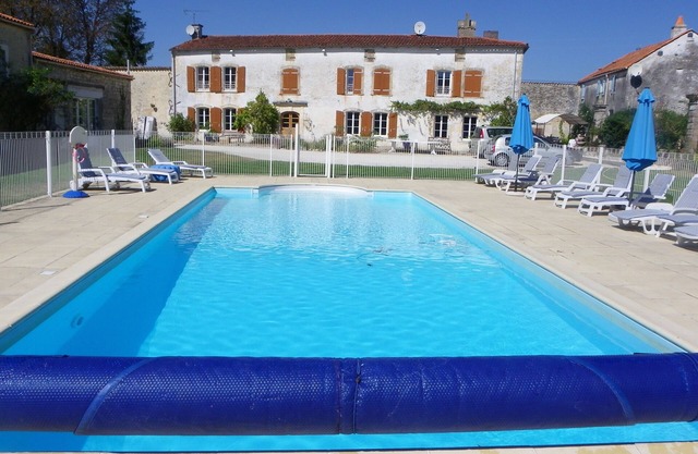 Fully equipped gite in a calm domaine 30 minutes from La Rochelle