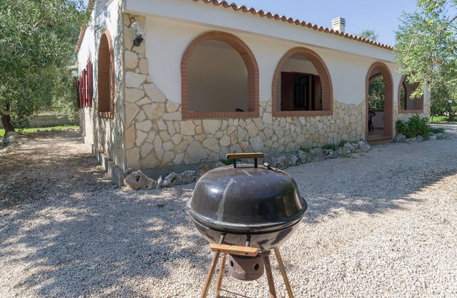 Fully fenced single villa 200 meters from the Punta Grugno beach