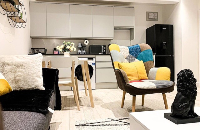 Fully Furnished Modern Stylish 2 Bed/1 Bath Flat free parking