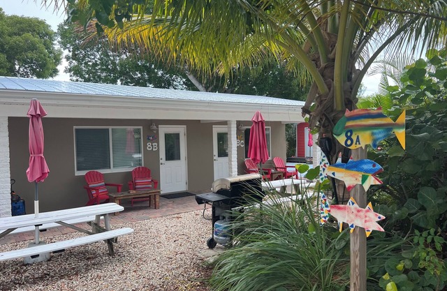 Fully furnished studio, 50 yards from ocean, shared pool, fishing-jetty