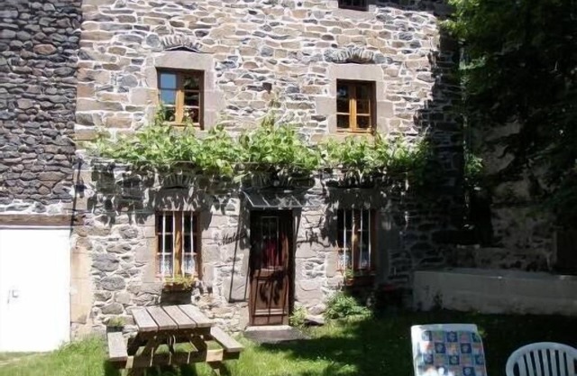 Fully renovated house (2003) with fenced et shaded courtyard 1km from stores