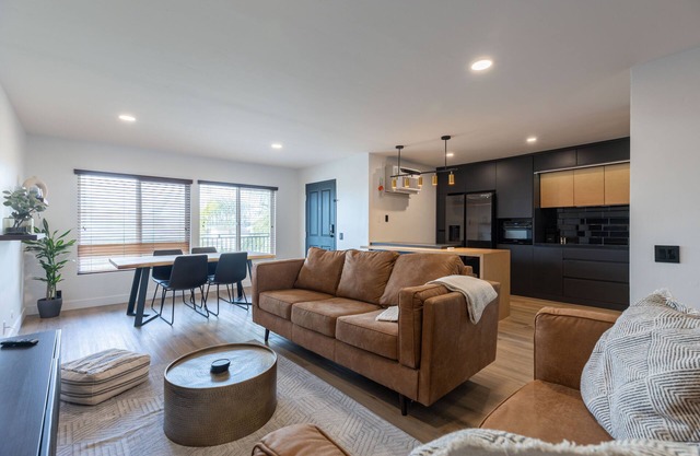 Fully Renovated 2 BR/2 BA near Downtown