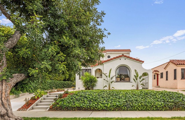 Fully renovated 3-bedroom house with WiFi, AC , EV charger in Long Beach