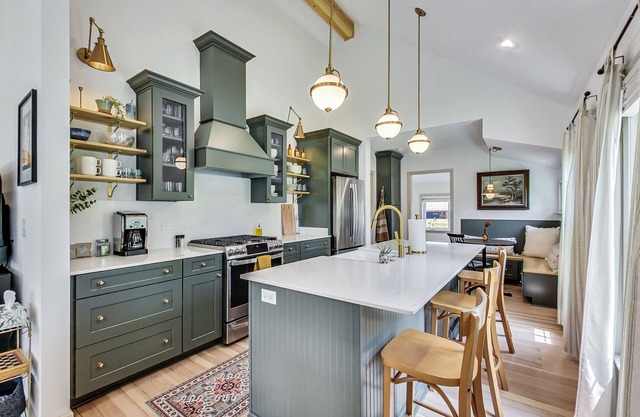 Fully Renovated Historic 1800's Home, Walking Distance to Downtown LG