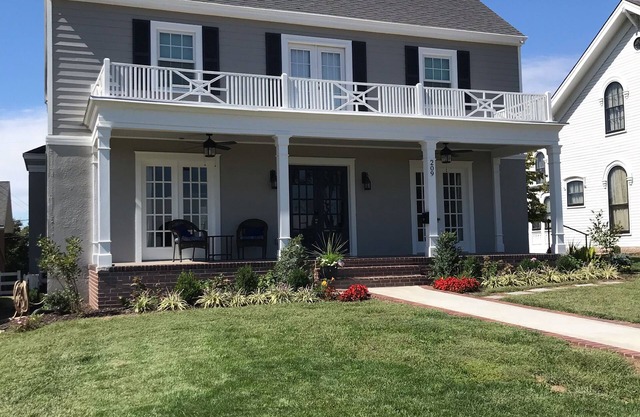 Fully Renovated Historic Home with bluff views of Missouri River & Valley