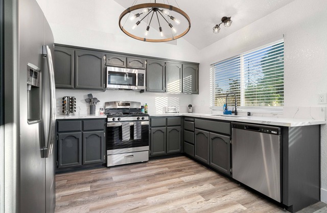 Fully Renovated Mansion w/4BD/3BA w/Ample Space