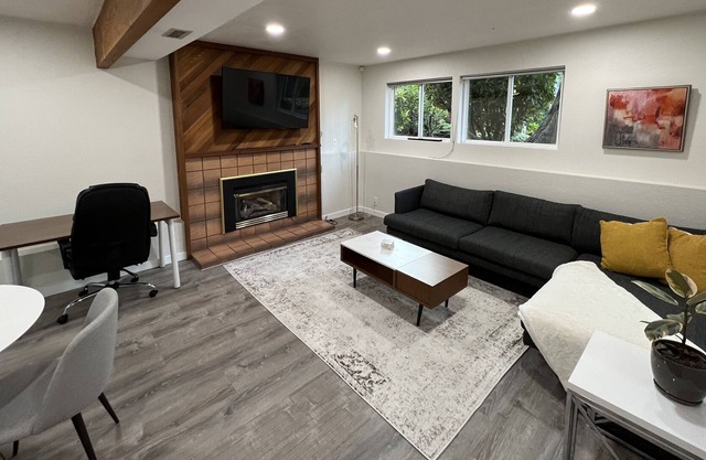 Fully Renovated Private Suite in Beautiful House