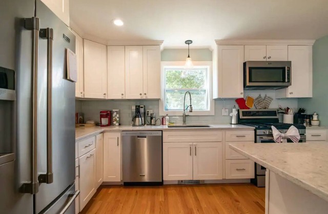 Fully Restored Bristol Home, Walk to Town & Harbor