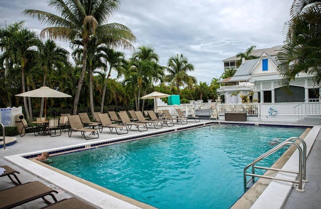 Fully Updated Deluxe 2BR Suite, Olde Marco Inn Near Marina