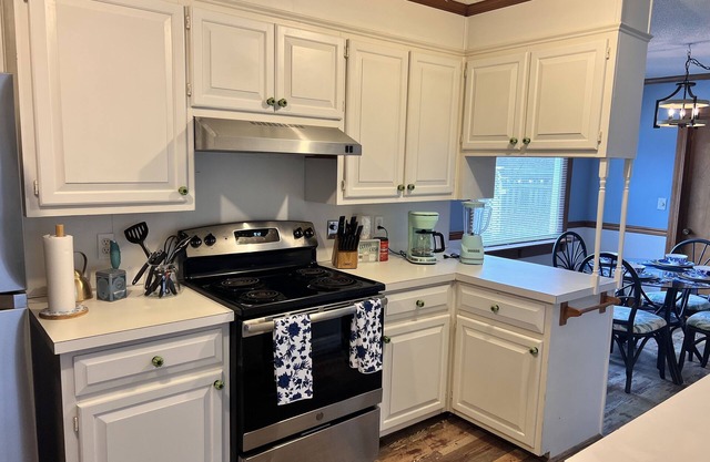 Fun & Charming southern home near ECU, Stadium Sleeps up to 10 people!