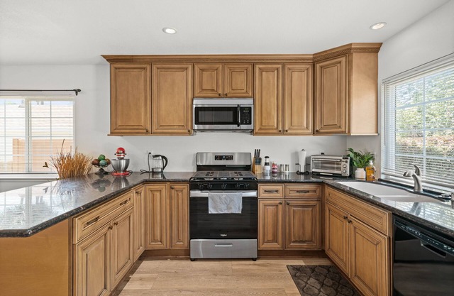 Fun Family Retreat w/Games, Massage Chair & Yard