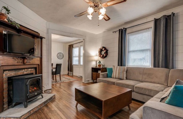 Fun Rec room, Hot Tub & Mountain View’s 2 King Rooms