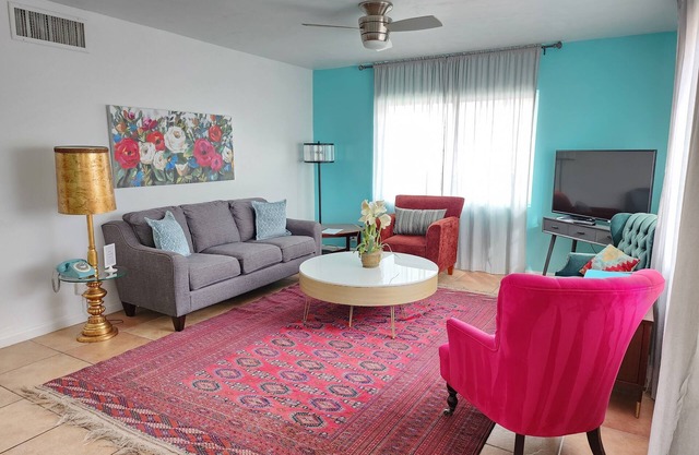 Fun Retro 50s Pad in Old Litchfield Park sleeps 8