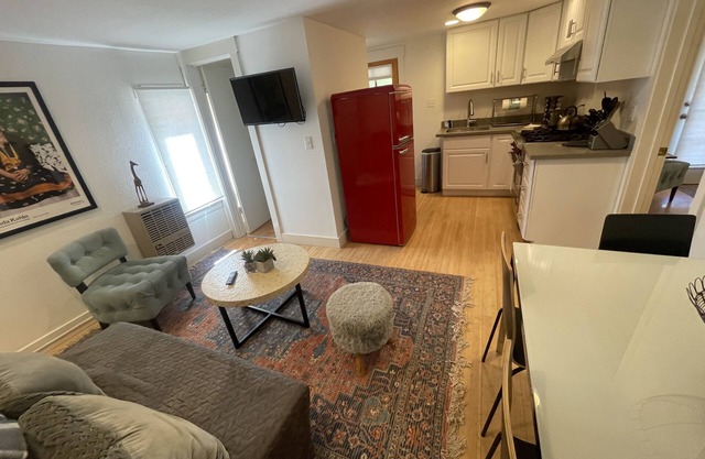Furnished Fairfax Garden Apartment Close to town!