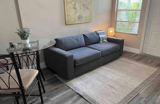 Furnished Hollywood unit 1/1, 2 Exterior patios for mid/long-term