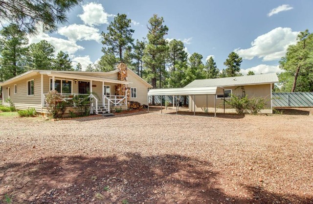 Furnished Porch and Gas Grill Lakeside Cottage Stay