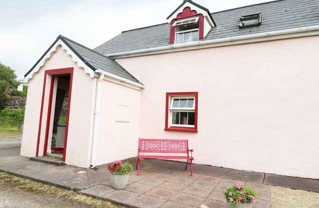 FUSCHIA COTTAGE, pet friendly in Waterville, County Kerry