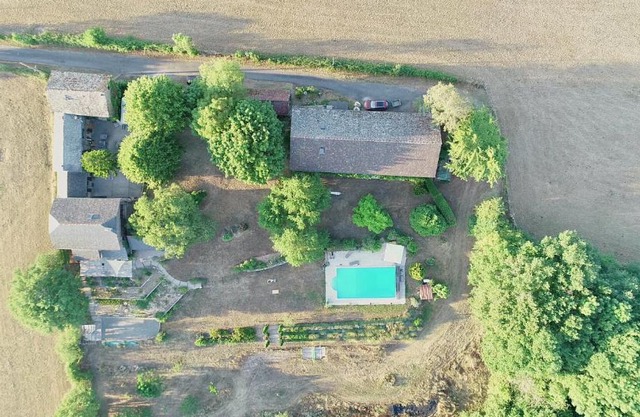 Gîte 'à la campagne' met gedeeld zwembad.