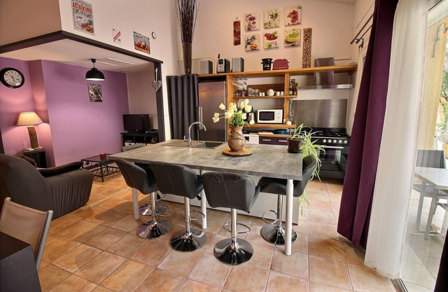 Gîte 4 Étoiles Dans un Écrin de Verdure, Proche Tous Commerces, Piscine