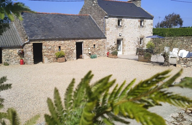 Gîte 800 m. seaside, GR34, SPA, enclosed garden, dogs welcome.