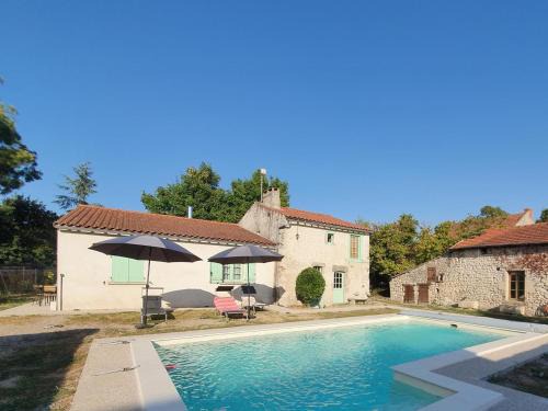 Gîte charmant à Charroux avec piscine et terrasse privative - FR-1-489-394