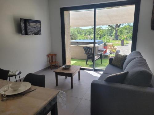 Gîte de Charme avec Spa, Randonnées à Proximité - FR-1-489-476