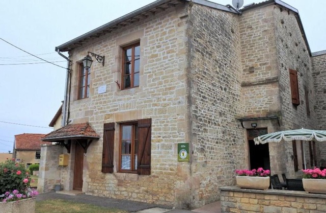 Gîte familial avec cour et terrain clos au cœur de Ferrière-et-Lafolie, proche Mairie et autoroute A5. - FR-1-611-3