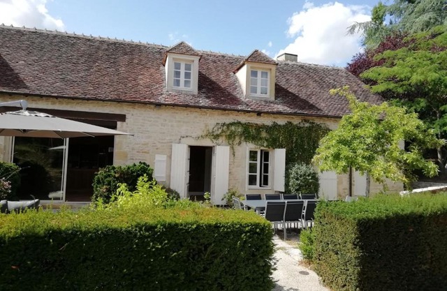 Gîte haut de gamme près de l'Abbaye de Noirlac - Séjour tout confort avec jardin et terrasses - FR-1-586-13