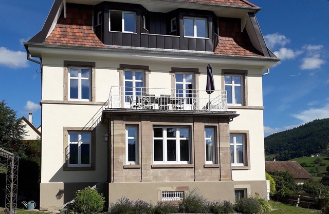 Gîte in Maison de Maître, large terrace with view, 3 bedrooms, sleeps 6