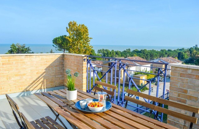 G.Bay C25 - Second floor apartment with balcony and hill view