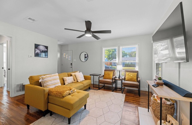 Game Day Getaway- 2 bedroom gem