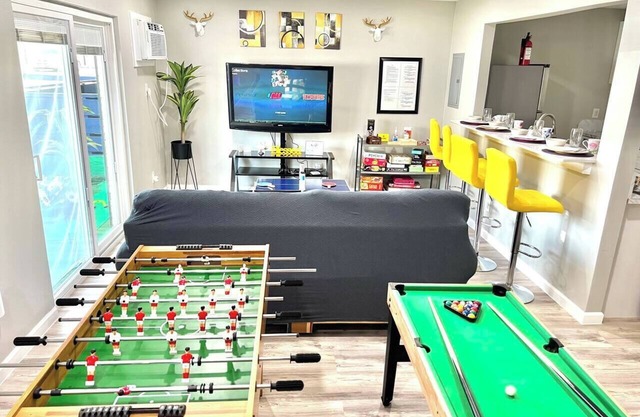 Game Haven with Putt-Putt Patio, Mins to Stadium