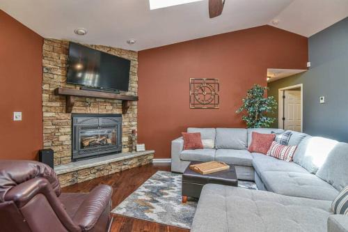 Game room, hot tub, just 7 miles to downtown Asheville!