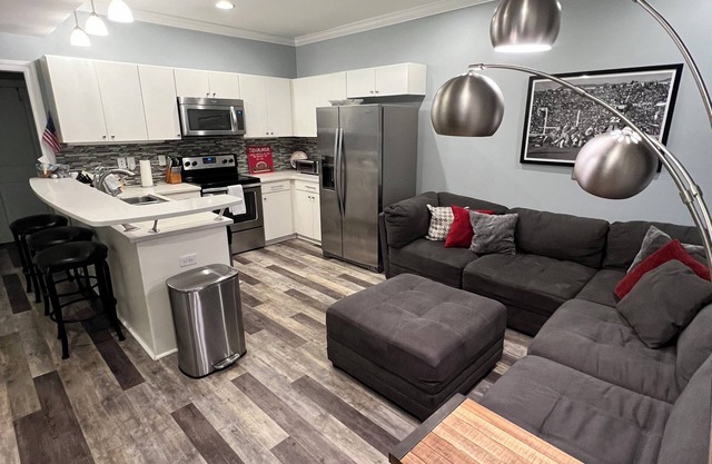 Gameday condo - easy walk to Bryant Denny Stadium, Campus and The Strip