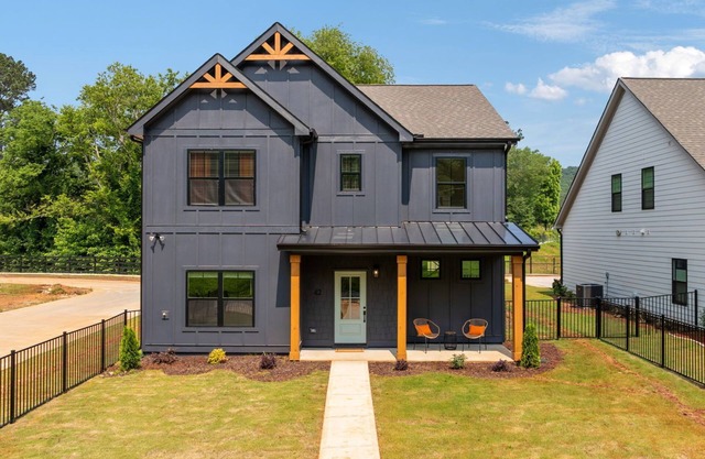 GameDaze - New 4/3.5 Bedroom House only 5 min to LakePoint - Sleeps 14