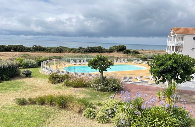 Garden apartment with terrace, sea view and swimming pool
