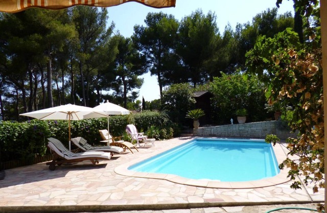 Garden-level studio with pool facing the Giens peninsula, close to beaches