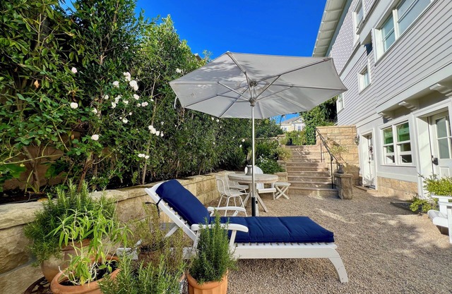 Garden Pied-à-Terre, Downtown A+ Location, 1 Bed 1 Bath, Luxury Guest Suite