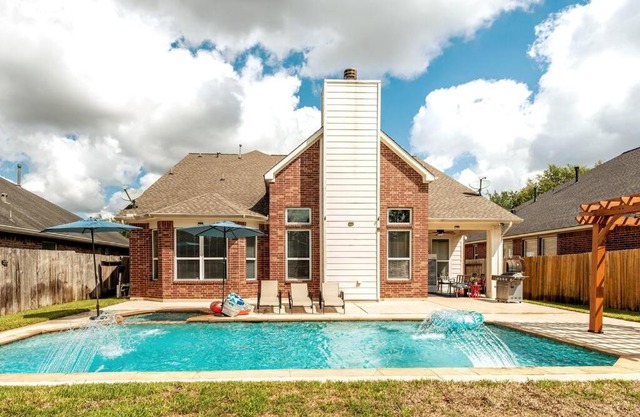Gardenias By The Pool. Spacious 5-bedroom house with private pool, yoga room/playroom, and SPA. Vibrant Accommodation!