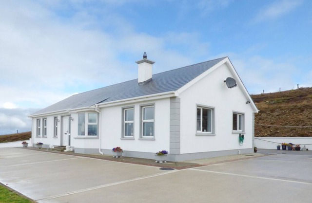 GELMAR'S COASTAL VIEW, family friendly in Malin Head, County Donegal
