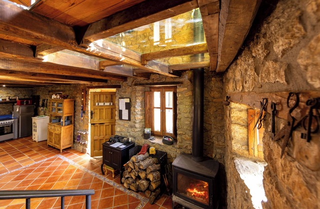 Genciana, old renovated house in the middle of the Leonese mountains (pets welcome)