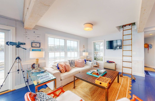 Generational oceanfront cottage at the water's edge - snowbird-friendly