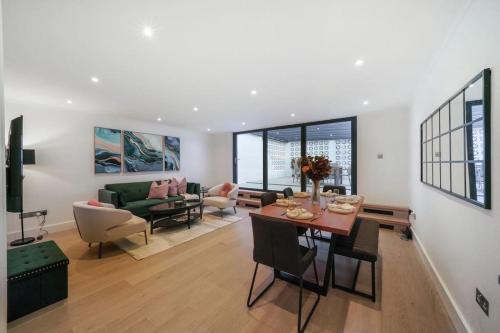 Generous 3-Bed Split-Level Apartment