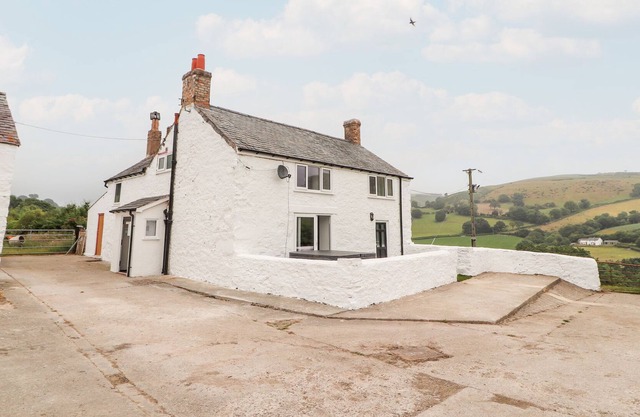 GERDDEN ISA, family friendly, with hot tub in Llanfair Talhaiarn