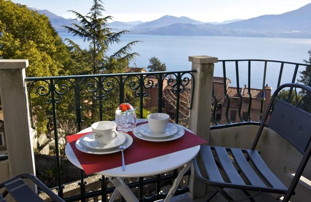 Geschmackvoll Möblierte 2½-zimmer-wohnung mit Balkon und Wunderbarer Seesicht